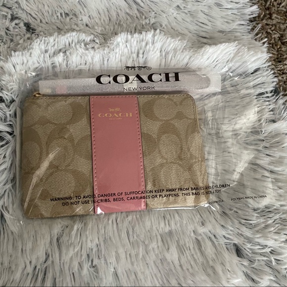 Coach corner zip wristlet! Shipping free!!! 💯 - Picture 3 of 5